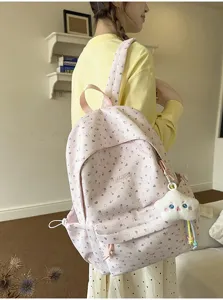 Nahaufnahme des süßen rosa Blumen-Rucksacks mit Sternanhänger für den lässigen Schulalltag.