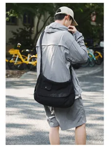 Schwarze Canvas Umhängetasche Detailansicht, lässige große Crossbody Tasche für den Pendelverkehr.