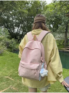 Nahaufnahme des rosa Rucksacks mit Sternenmuster im Freien mit geräumigem Design.