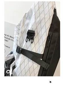 Primo piano dettagliato di uno zaino sportivo con tessuto a quadri resistente e fibbie in plastica.
