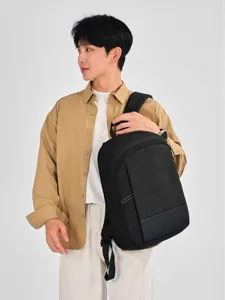 Zwarte casual zakelijke reisrugzak, grote capaciteit laptoptas voor dagelijks woon-werkverkeer.