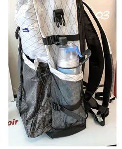 Zaino da trekking e campeggio resistente con grande capienza e tasca laterale in rete.