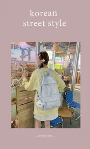 Detailansicht des lässigen koreanischen Studentenrucksacks mit süßem Sternenmuster.