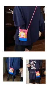 Handgehäkelte süße Puppen Umhängetasche, bunte gestrickte Mini Handytasche für Damen.