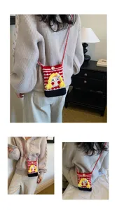 Gestrickte Handytasche mit süßem Puppen-Detail, handgefertigte Umhängetasche für Reisen.