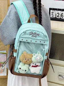 Vista dettagliata dello zaino ita a pois con tasca trasparente e simpatici giocattoli di peluche.