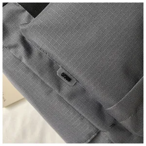 Borsa tote in tela grigia vista dettaglio che mostra trama durevole strutturata e primo piano.