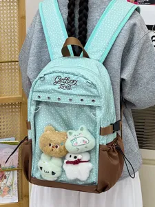 Dettaglio della tasca frontale trasparente dello zaino verde menta con simpatici peluche.