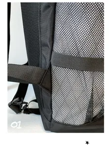 Primo piano del tessuto a rete traspirante, fettuccia in nylon resistente e fibbia sullo zaino.