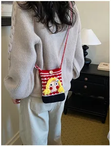 Geprüfte Strick-Handytasche mit kariertem Muster, niedliches Puppen-Design für den Alltag.