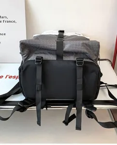 Stiloso zaino a quadri da esterno elegante con grande capacita e cinghie resistenti.