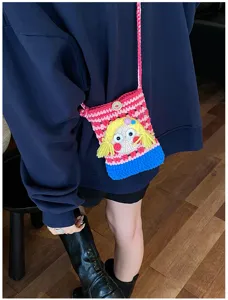 Niedliche gehäkelte Cartoon Mädchen Umhängetasche, bunte gestrickte Mini Handytasche für Damen.