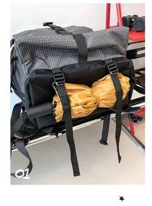 Zaino da trekking a quadri di grande capacità con cinghie esterne, zaino da viaggio elegante.