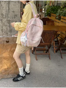 Detailansicht des süßen rosa Sternen-Rucksacks im Freien mit sehr großer Kapazität.