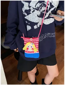 Gehäkelte süße Cartoon Mädchen Strick Handytasche Umhängetasche für Damen Alltag Reise