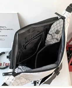 Elegante zaino da viaggio a quadri di grande capacità con molteplici scomparti interni.