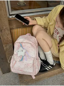 Detailansicht des niedlichen rosa Rucksacks mit Sternen im modernen Alltagsszene.