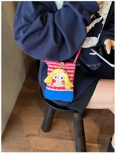 Häkeln süße Mädchen Handytasche Detailansicht, handgemachte Strick-Umhängetasche für den Alltag.