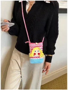 Detailansicht der gestrickten Handy Umhängetasche mit Puppendekor für den täglichen Weg.