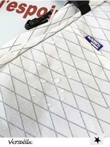 Dettaglio del tessuto dello zaino a griglia impermeabile con ottima resistenza all'acqua.