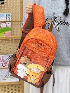 Vista dettagliata dello zaino scolastico trasparente a pois con simpatici peluche all'interno.