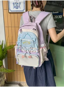 Vista dettagliata dello zaino colorblock Harajuku dolce indossato, con tasche multiple e spallacci.