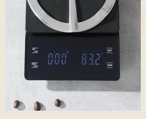 Detailansicht der elektronischen Kaffeewaage mit Metallgestell und Bohnen, präzise Messung.