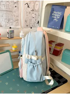 Vista dettagliata dello zaino da studente color block pastello con tasche laterali e cinghie.