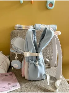Dettagli dello zaino bicolore pastello carino, che mostra tasche laterali e struttura interna.