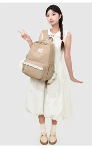 Detailansicht eines niedlichen Polka-Dot-Rucksacks mit weißer Spitze für Schülerinnen.