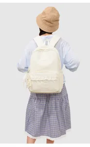 Hübscher Pünktchen-Schulrucksack mit zarter weißer Spitzenborte für den täglichen Gebrauch.
