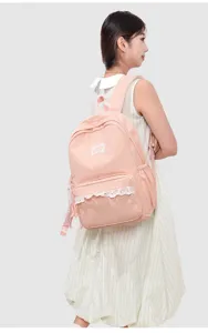 Rosa Pünktchen Rucksack Detailansicht mit weißer Spitzenborte und Schultasche Design.