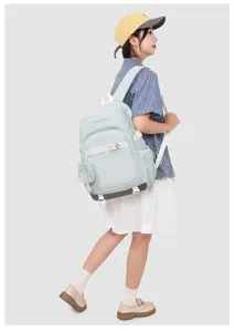 Vue détaillée du sac à dos d'étudiant bleu clair avec grande capacité et compartiments.