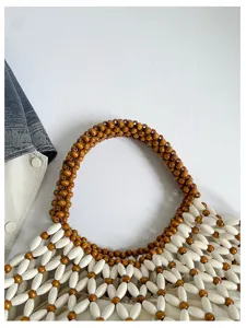 Sac cabas tissé en perles de bois fait main, sac à épaule chic pour vacances plage.