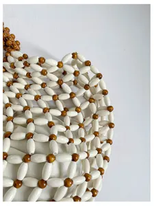 Détail sac perles de bois, cabas tissé main, élégant sac bandoulière de plage d'été.