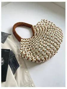 Détail de sac porté épaule tissé en perles de bois, design ajouré, accessoire de plage chic.
