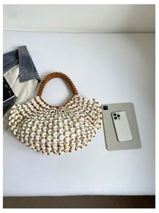 Sac à main tissé de perles de plage détail gros plan montrant la texture délicate.
