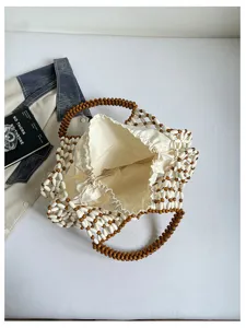 Vue détaillée du sac cabas en perles fait main avec perles en bois et doublure en tissu.