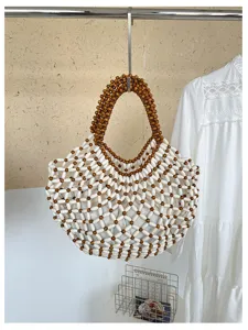 Détail de sac cabas ajouré en perles de bois tissées à la main, sac d'épaule élégant pour vacances.