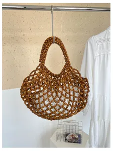 Sac cabas pour femme en perles de bois ajouré vacances plage vue détaillée présentation.