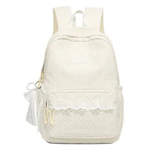 Süßer Pünktchen Rucksack Detailansicht mit Spitzenrüsche Vordertasche und Schleife.
