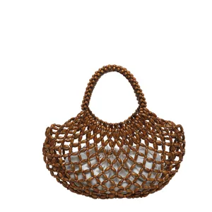 Détail de texture de perles en bois artisanales du sac cabas de plage, style chic et élégant.