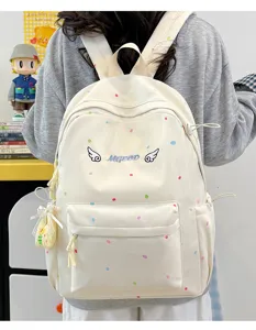 Detailansicht des niedlichen japanischen Polka-Dot-Schulrucksacks mit bunten Punkten und Design.