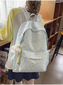Niedliche Blumen-Rucksack-Detailansicht mit Stoffmuster, Wolkenanhänger und sauberem Design.