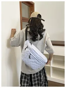 Detailansicht der stylischen Nylon Umhängetasche am Model, ideal für den täglichen Weg.