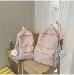 Detailansicht des rosa Rucksacks mit Sternenmuster, geräumige Fächer und niedliches Design.