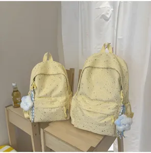 Gelber Rucksack mit Sternenmuster und süßem Plüschanhänger für den täglichen Gebrauch in Schule