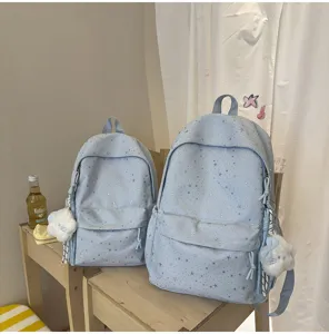 Hellblauer Rucksack mit Sternenmuster im Detail, leichtes und grosse Kapazitaet fuer Schuiler.