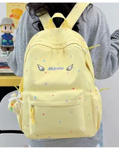 Niedlicher japanischer Punkteschulrucksack für Schüler mit bunten Prints und Flügelstickerei.