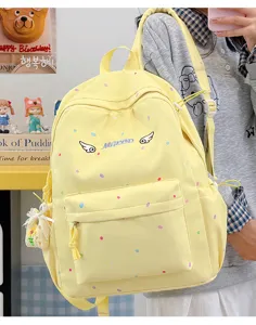 Süßer gelber Polka-Dot-Schulrucksack Detailansicht, süßes Studenten-Tagesrucksack-Design.
